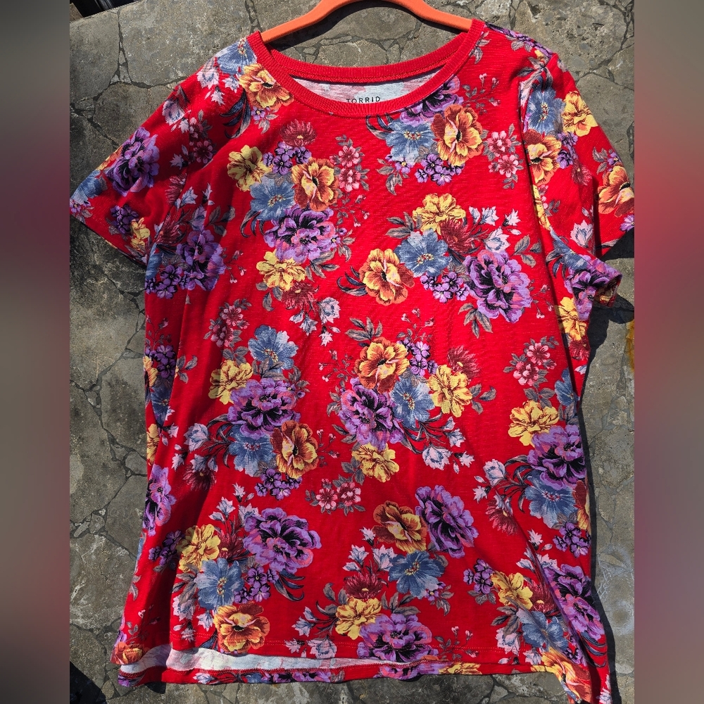 torrid Red Floral Short Sleeve Tee with Purple & Yellow Blooms